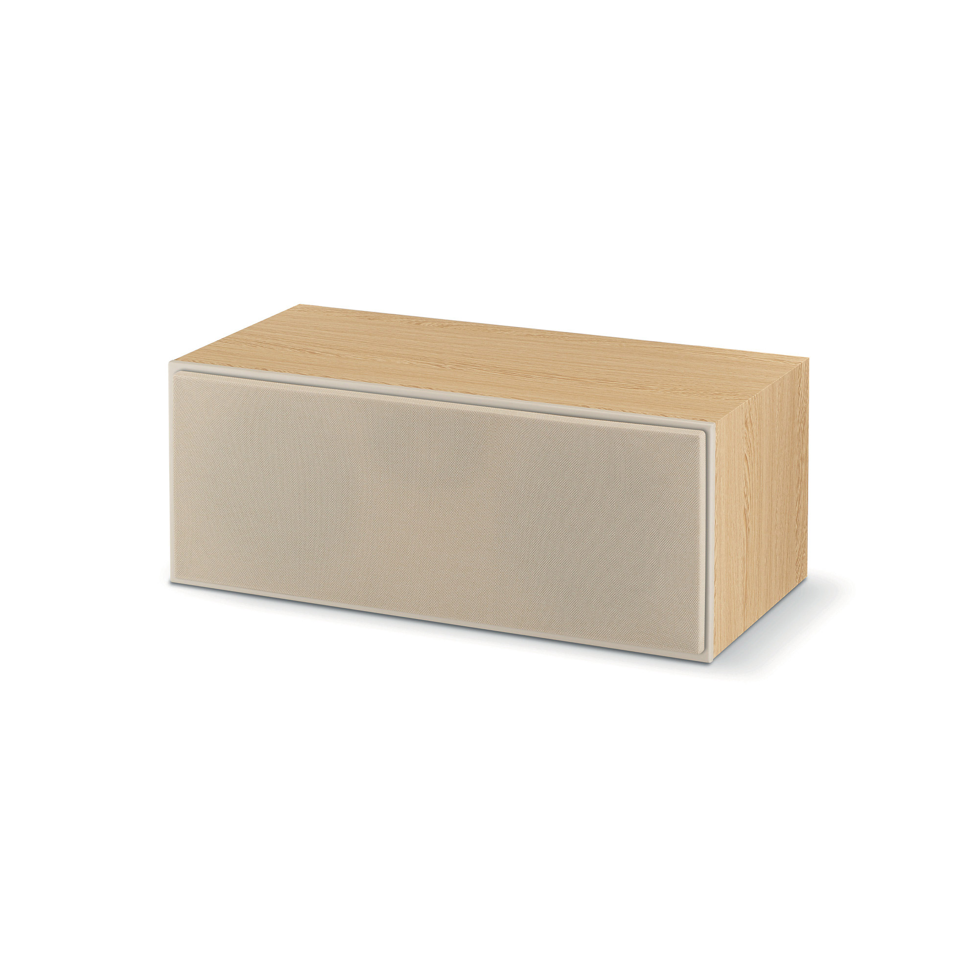 Ein Holzlautsprecher mit beigem Stoffgitter steht auf weißem Grund.