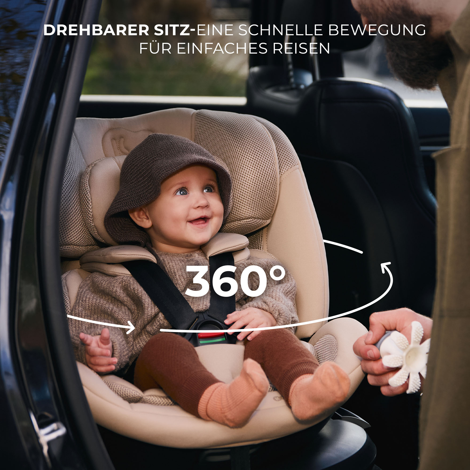 Baby im Auto-Kindersitz mit 360-Grad-Drehung, gehalten von einer Person.