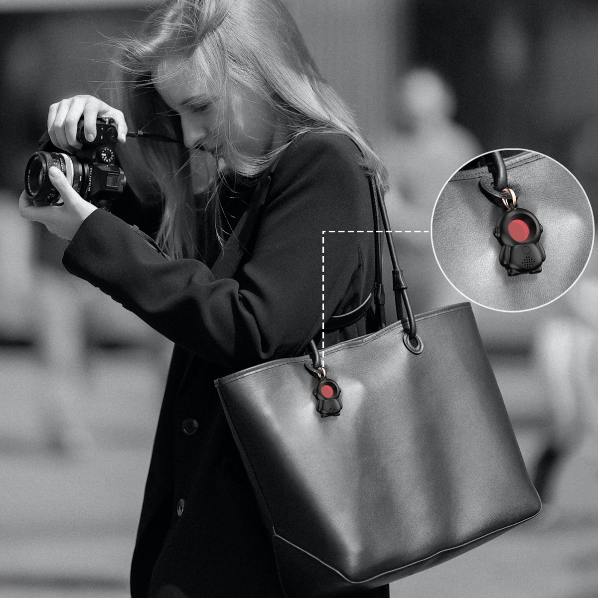 Frau fotografiert mit Kamera, schwarze Tasche mit Anhänger.