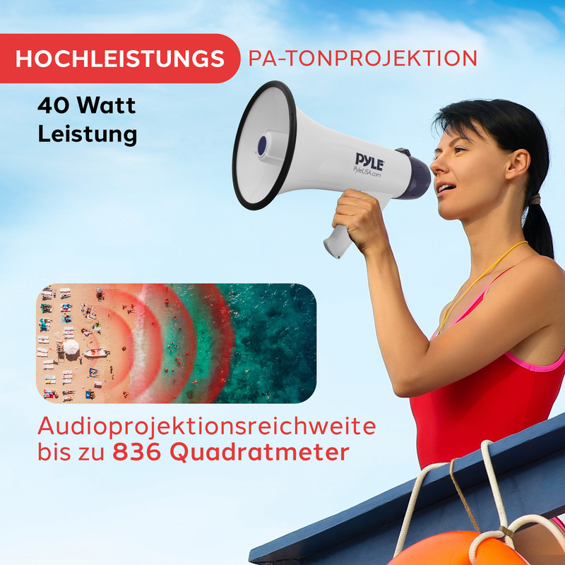 Frau spricht in Megafon über Strand und Meer mit Wellen.