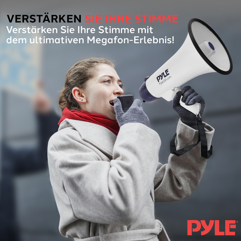 Eine Frau mit rotem Schal und beigem Mantel spricht in ein Megafon.