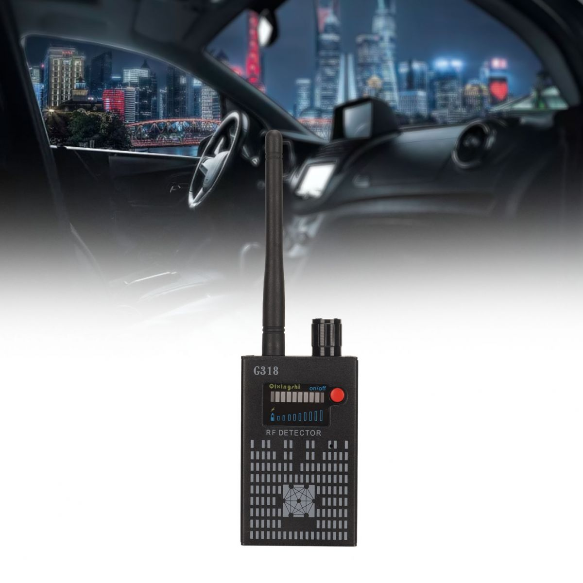 Ein schwarzer RF-Detektor mit Antenne vor einem unscharfen Autointerieur und Stadtbild bei Nacht.