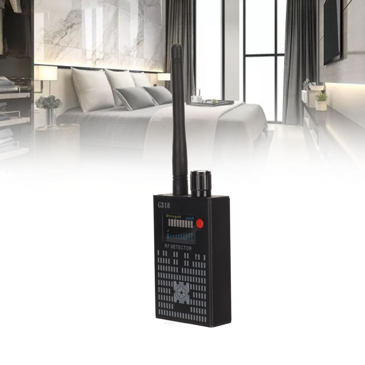 Ein schwarzes RF-Detektorgerät mit Antenne und Bildschirm, das vor einem unscharfen Schlafzimmer steht.