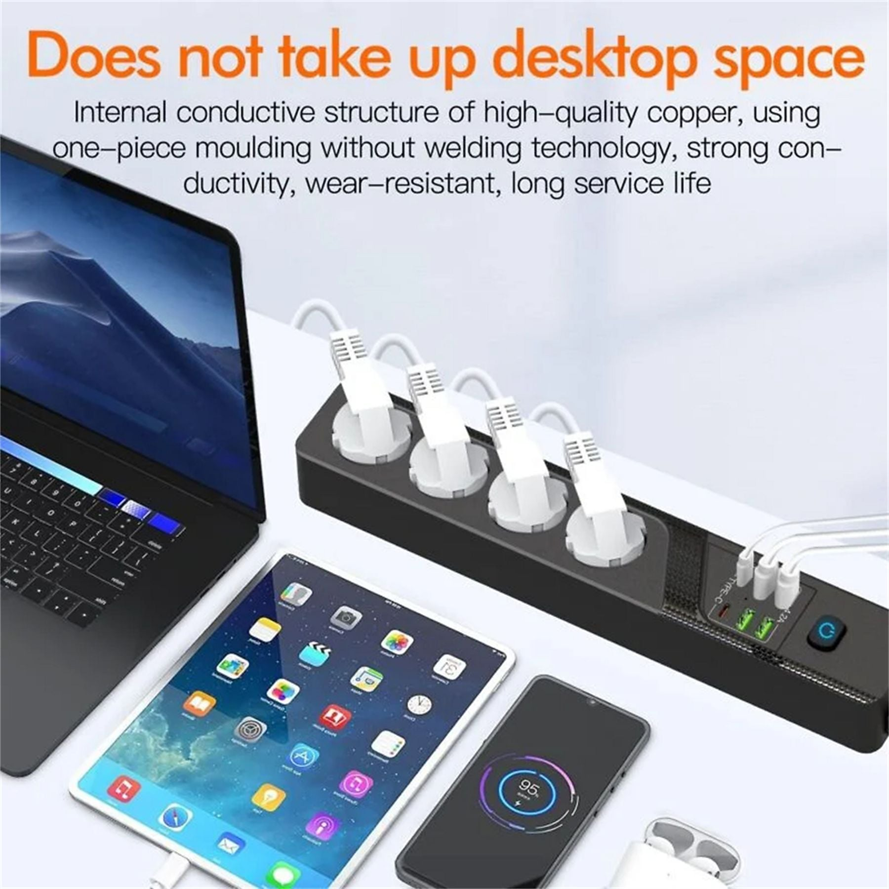 Ein Laptop, Tablet, Smartphone und Ladeadapter mit mehreren Steckdosen und USB-Anschlüssen.