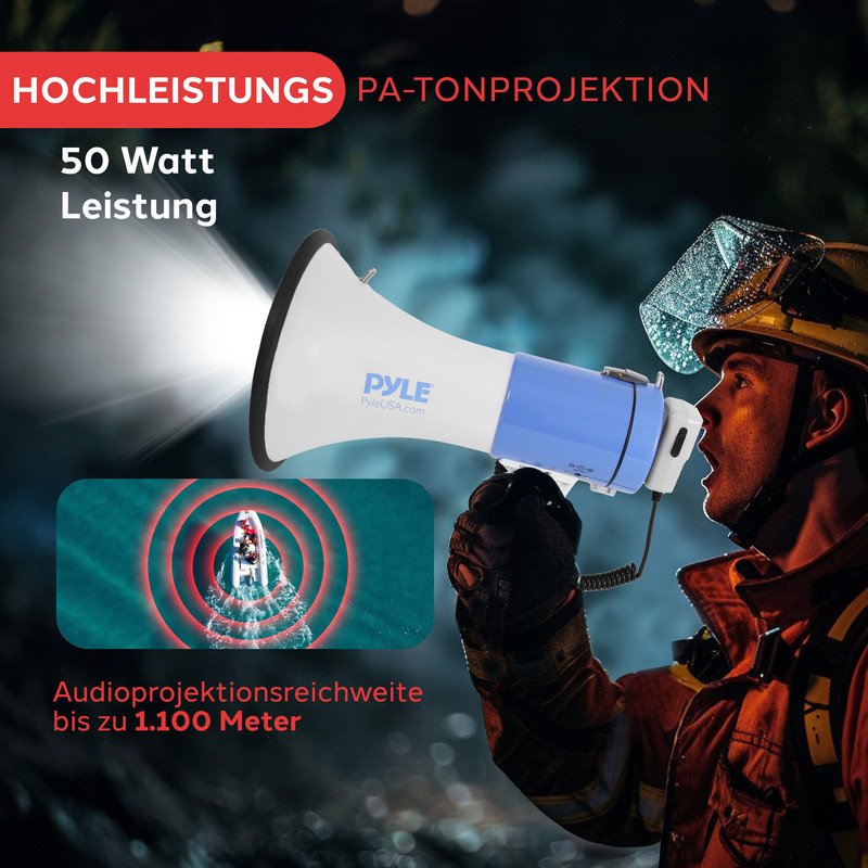 Feuerwehrmann benutzt Megafon mit Licht, 50 Watt, Reichweite 1100m.