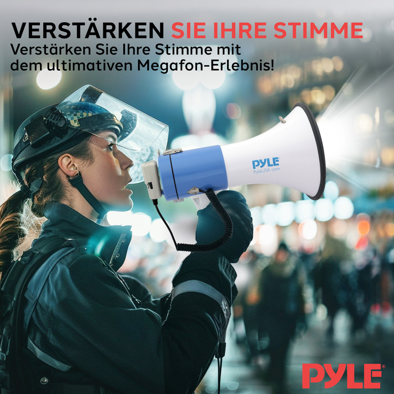 Eine Frau in Schutzkleidung spricht in ein Megafon. Im Hintergrund unscharfe Menschenmenge.