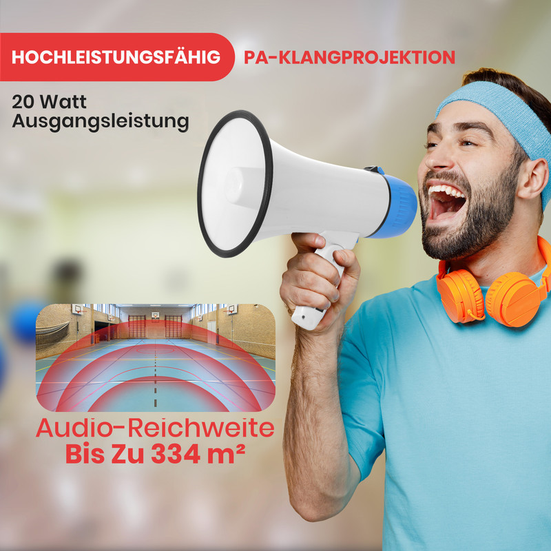 Mann schreit in weißes Megafon mit blauen Akzenten, Kopfhörer um den Hals.