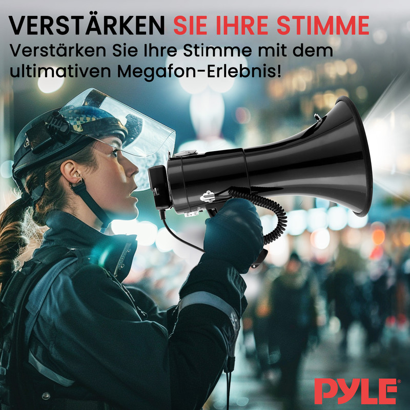 Eine Frau in Schutzkleidung hält ein Megafon und spricht hinein.