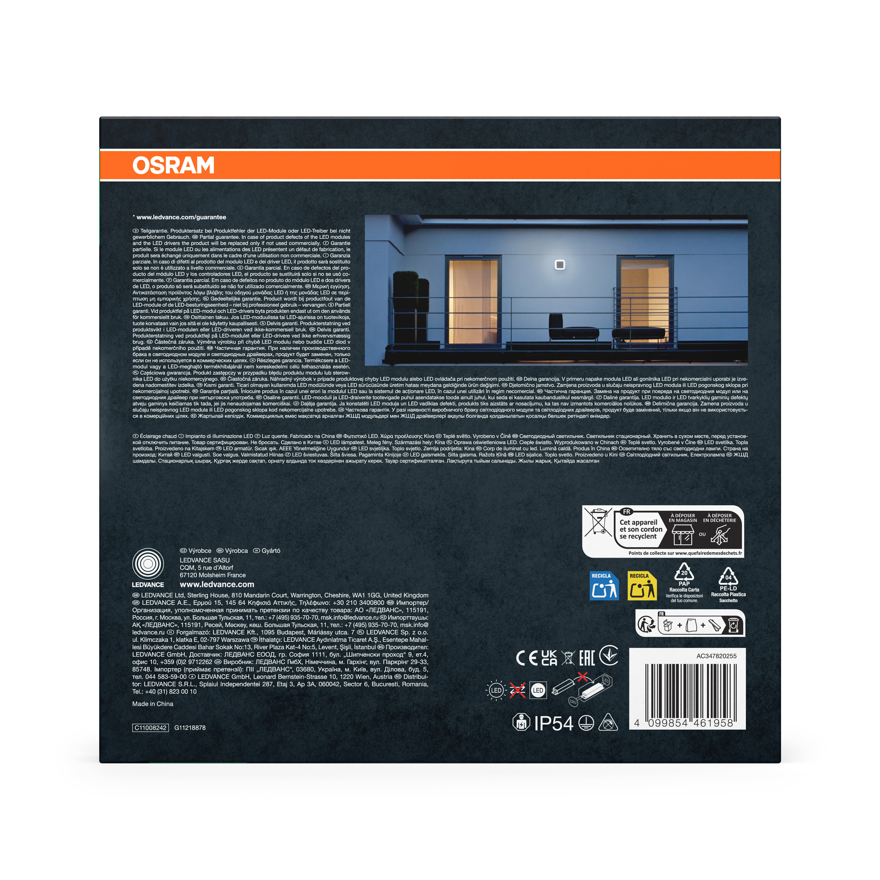 OSRAM LED-Außenleuchte auf einer Hauswand mit Balkon und Tür.