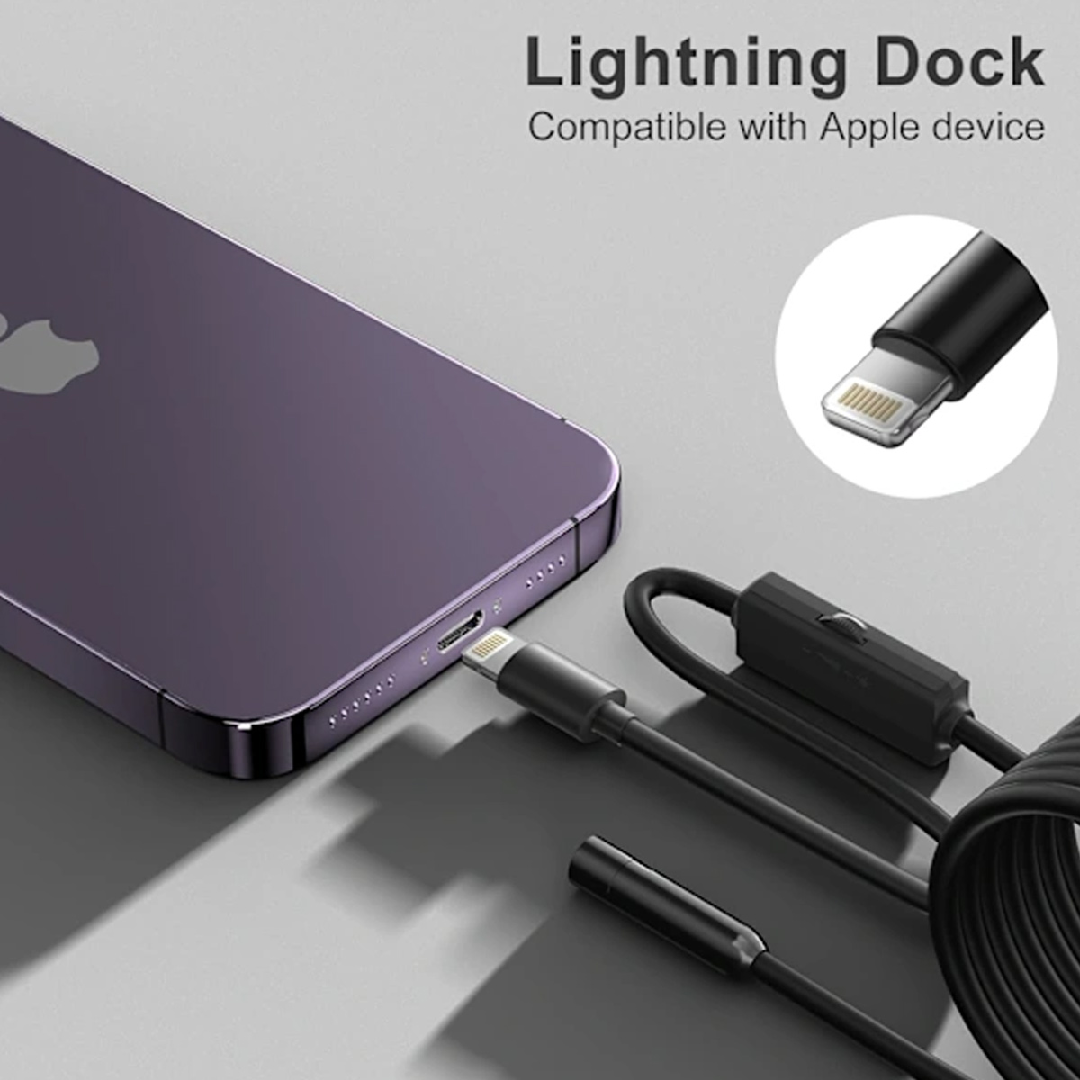 Lila iPhone mit Lightning-Kabel in den Anschluss gesteckt. Lightning Dock Text.