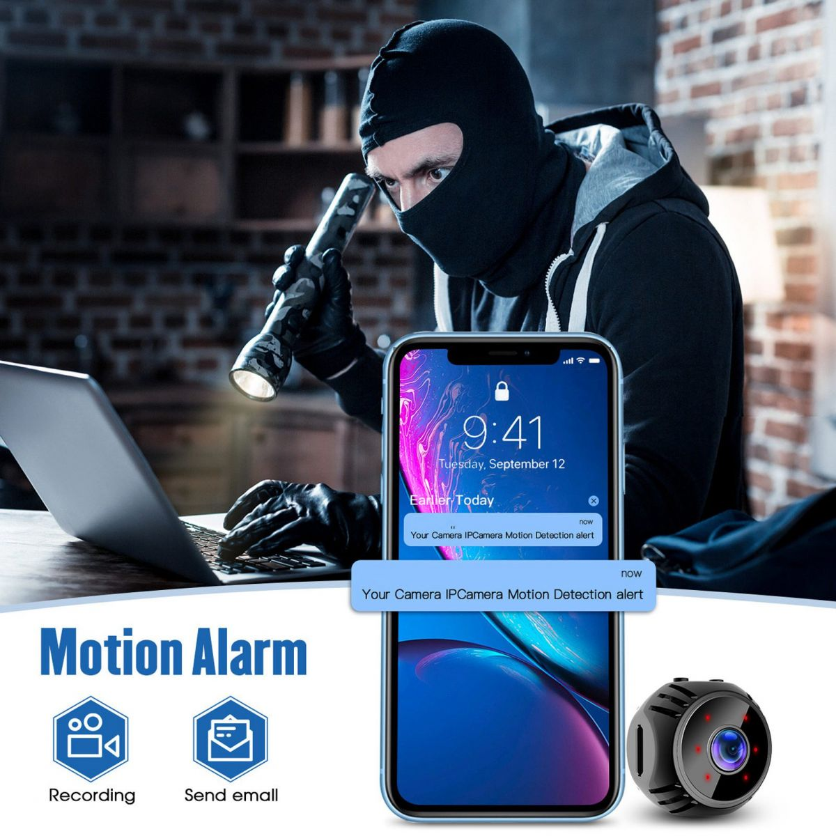 Einbrecher mit Taschenlampe am Laptop, Handy zeigt Alarm, kleine Kamera.