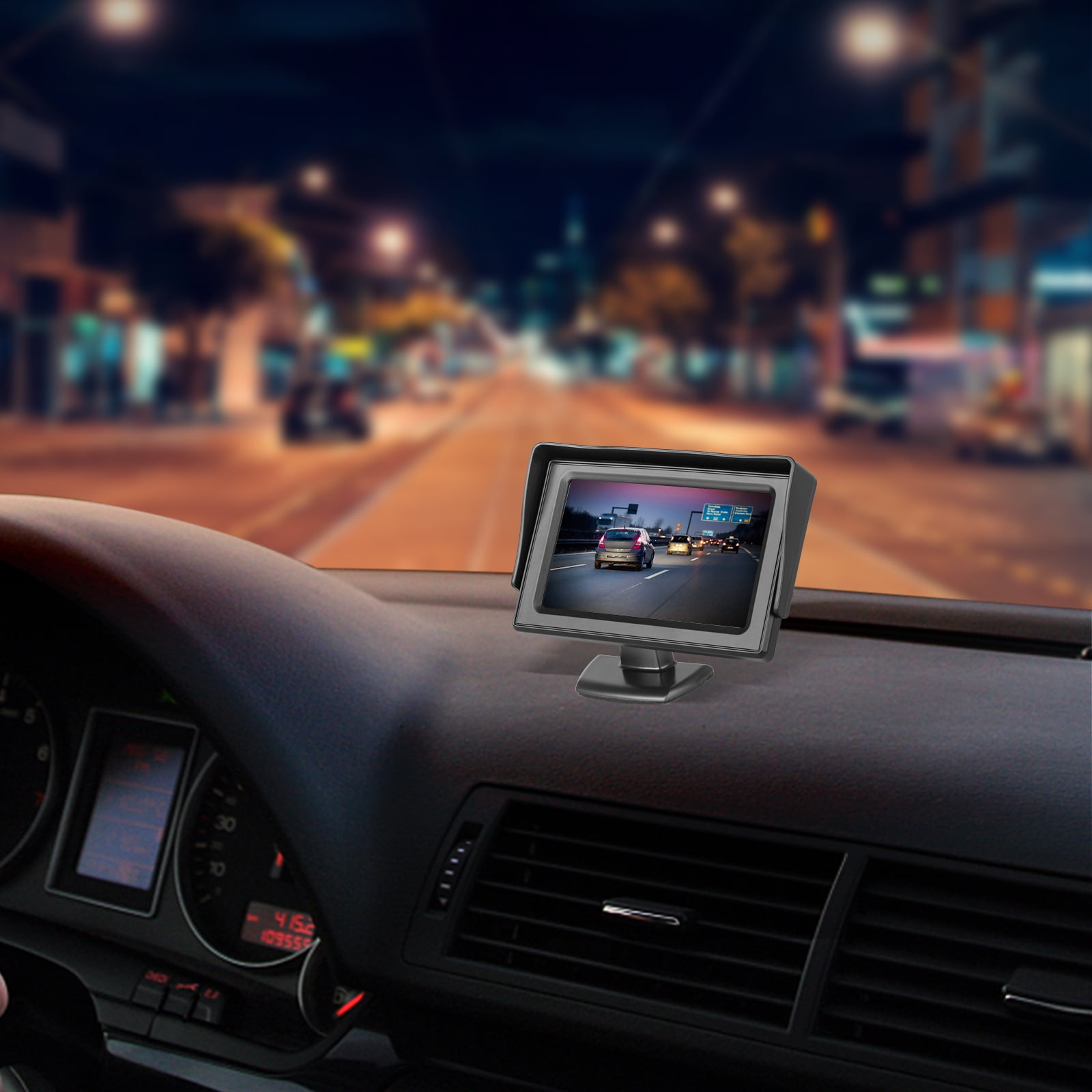 Navigationsgerät im Auto zeigt Nachtfahrt auf Autobahn mit Autos und Schildern.
