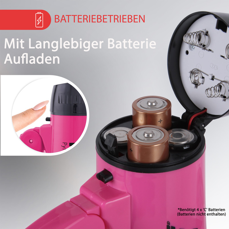 Batteriefach eines pinken Geräts mit vier C-Batterien und einem Finger, der auf einen Knopf drückt.