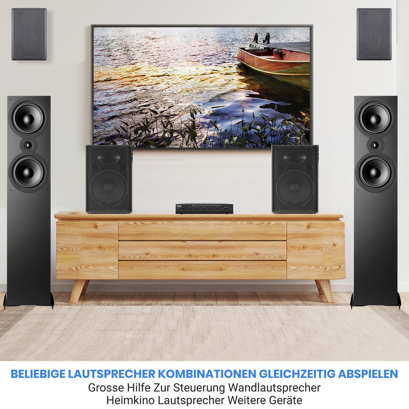 Ein Fernseher zeigt ein Boot auf dem Wasser. Links und rechts stehen Lautsprecher.