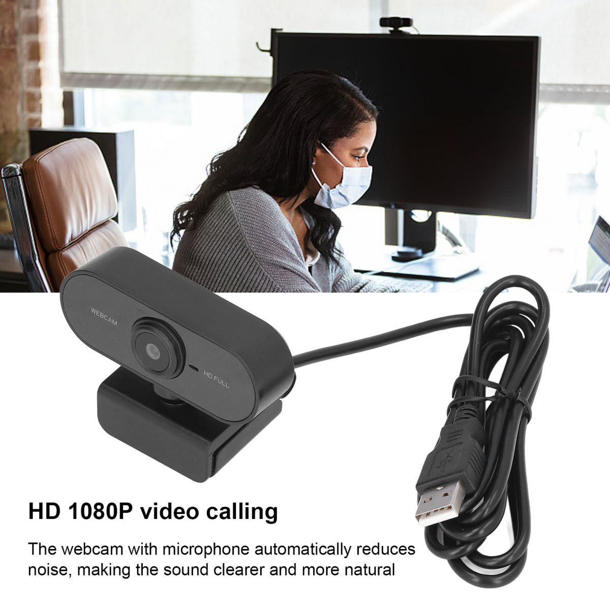 Eine schwarze Webcam mit USB-Kabel im Vordergrund, im Hintergrund eine Frau mit Maske am Schreibtisch.