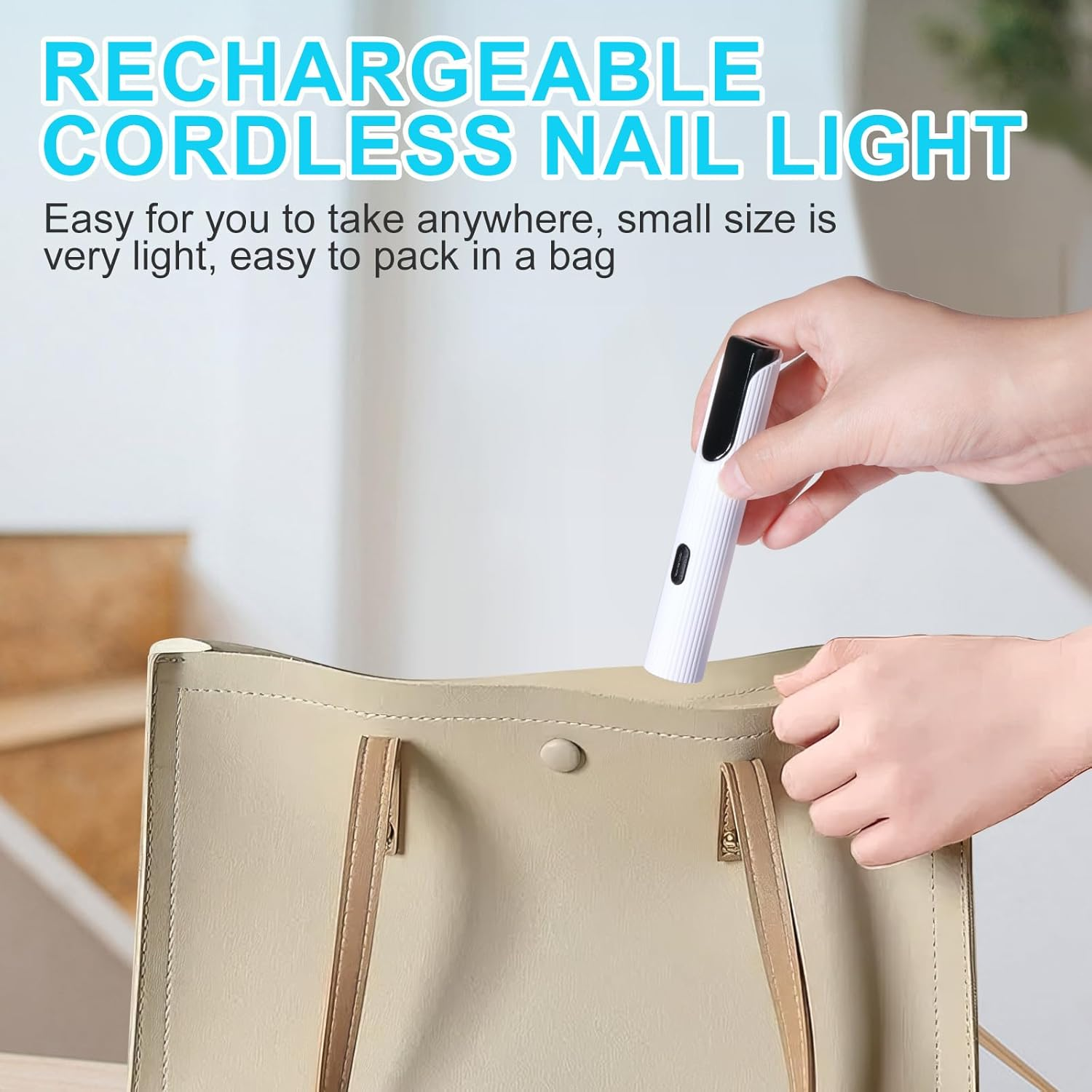 Eine Hand legt eine weiße kabellose Nagel Lampe in eine beige Tasche.