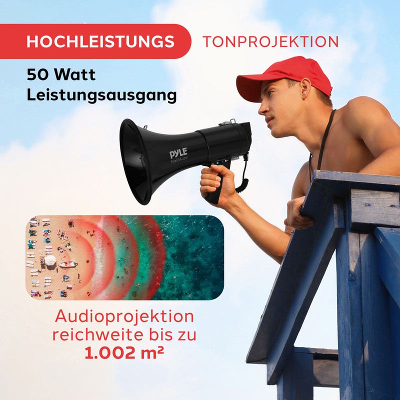 Mann mit Megafon auf Strand vor blauem Himmel, 50 Watt Leistung.