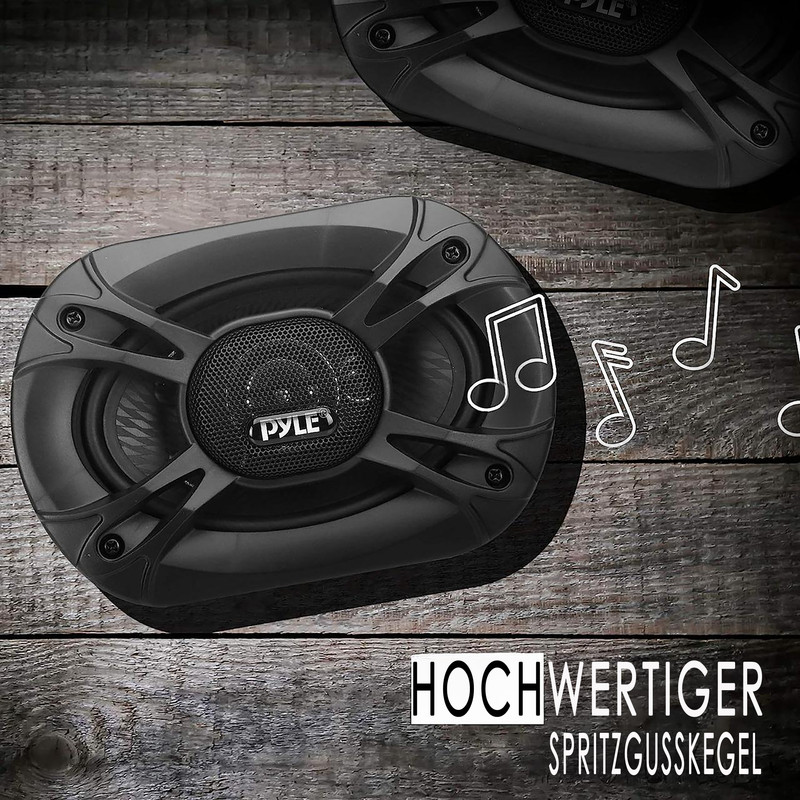Zwei schwarze Autolautsprecher auf Holz. Musiknoten sind daneben.