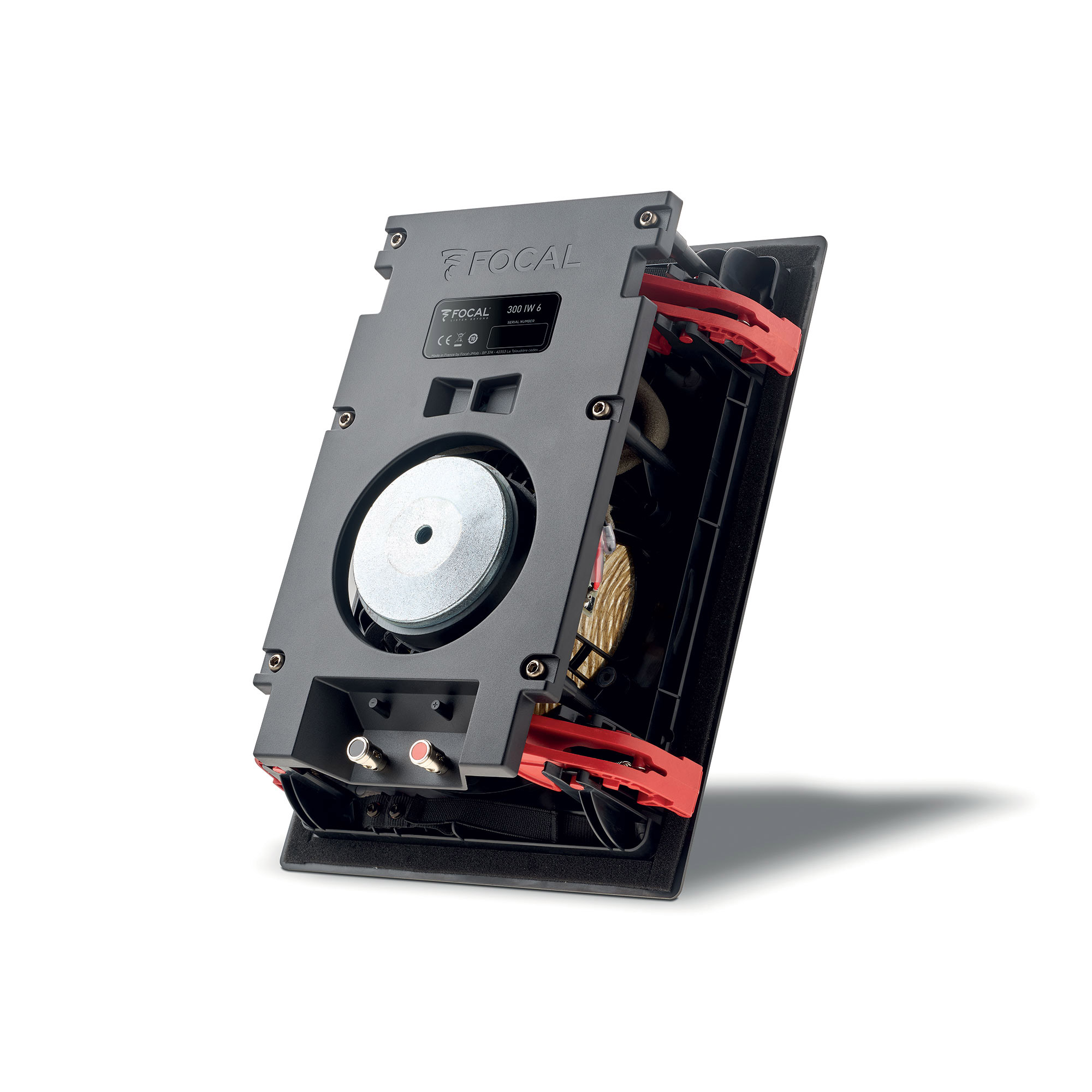 Ein grauer Focal 300 IW 6 Lautsprecher mit roten Klemmen und silbernem Woofer.