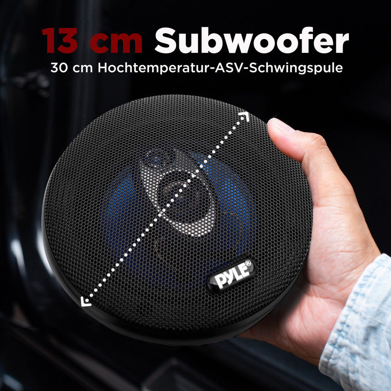Eine Hand hält einen schwarzen 13 cm Subwoofer mit blauem Kegel.
