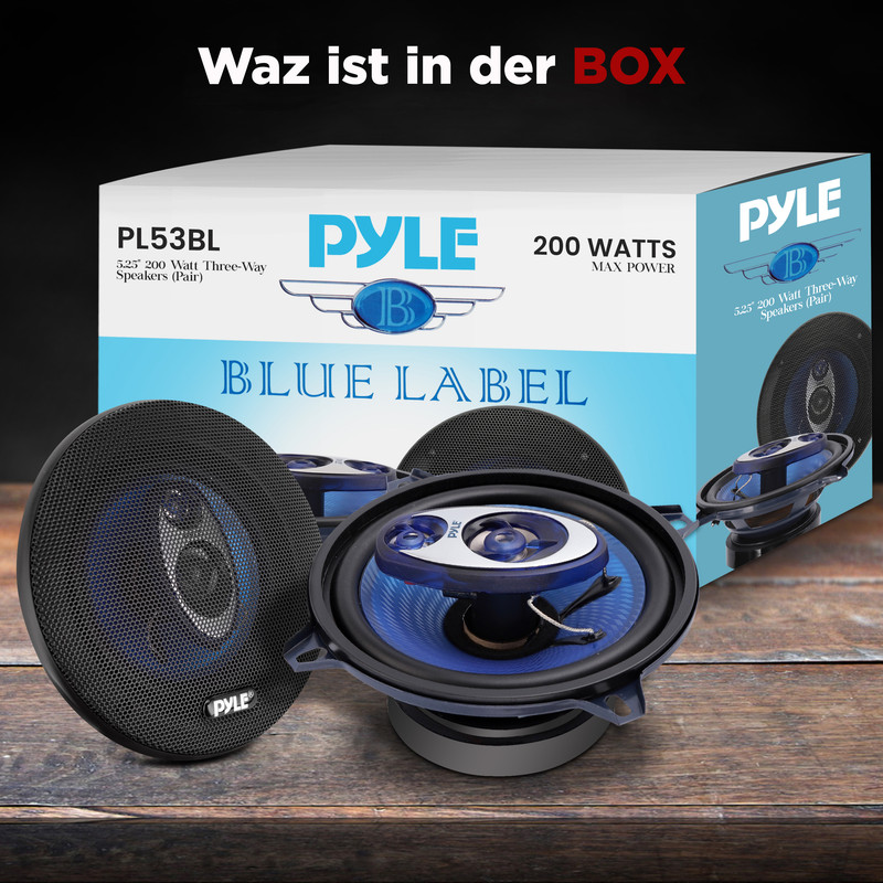 Zwei Pyle Blue Label 5.25" Autolautsprecher auf einem Holztisch, mit Box im Hintergrund.