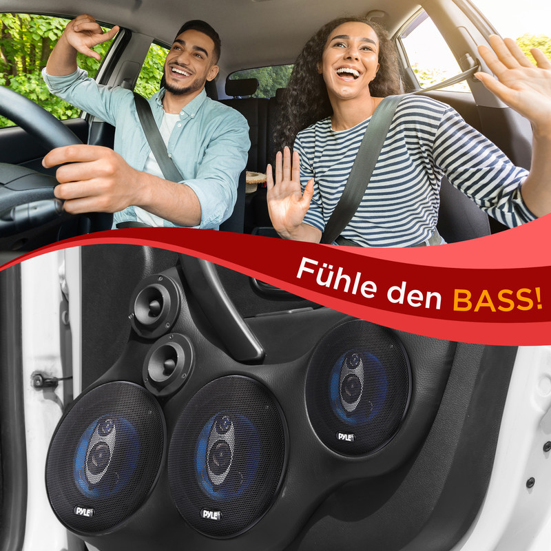Mann und Frau fahren Auto, lachen und winken. Tür mit Lautsprechern.