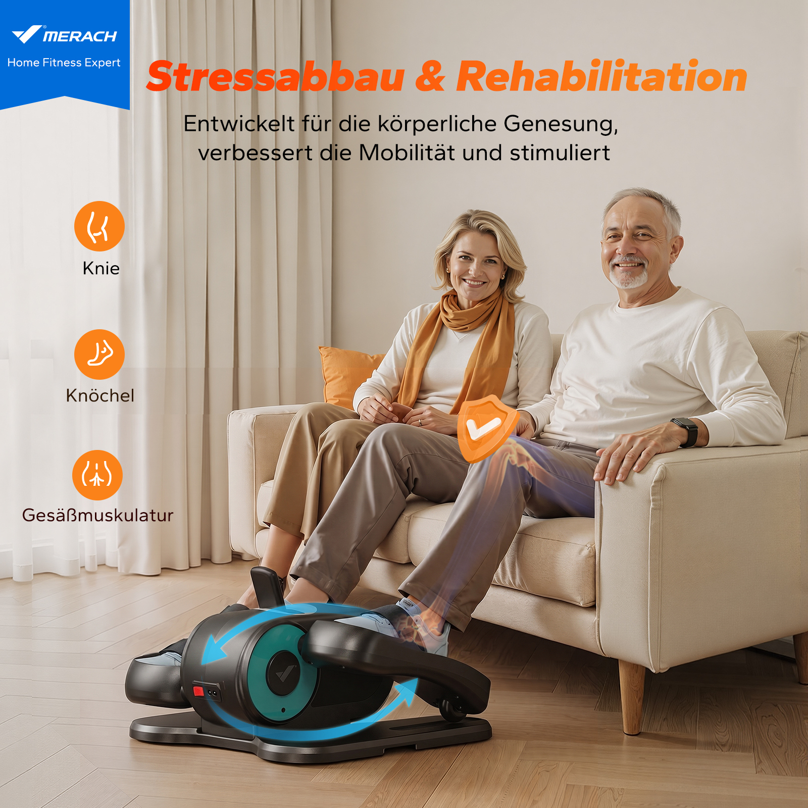 Älteres Paar auf einem Sofa mit einem Heimtrainer. Fokus auf Knie, Knöchel und Gesäß.