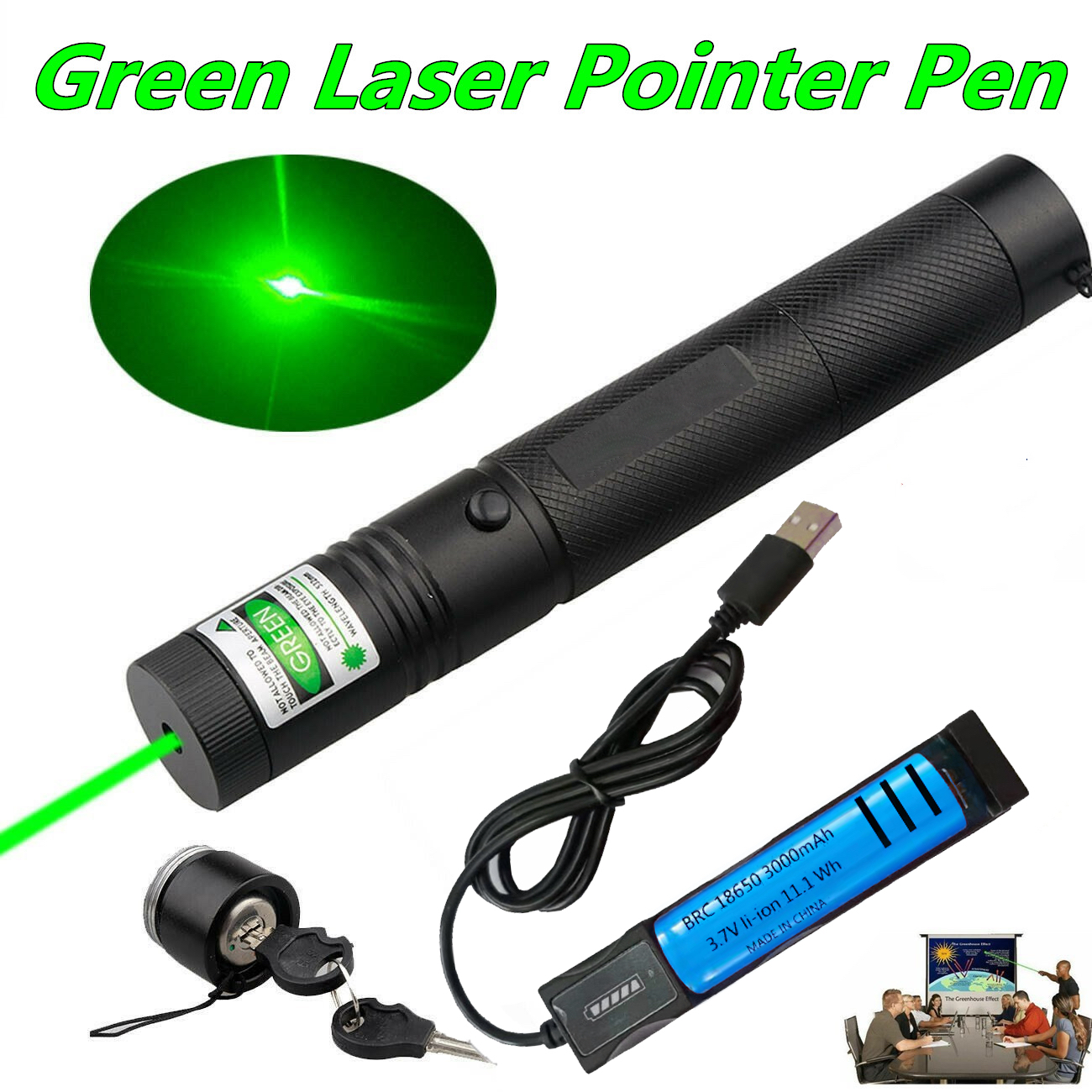 Schwarzer Laserpointer mit grünem Strahl, USB-Kabel, Akku, Schlüssel und Konferenzszene.