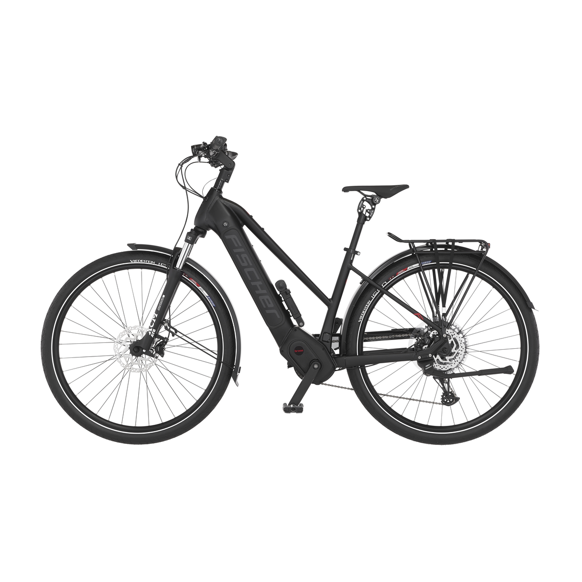 Ein schwarzes E-Bike mit Gepäckträger und Federgabel steht freigestellt.