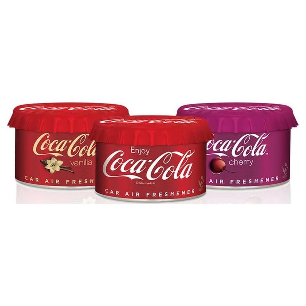 Drei Coca-Cola Auto-Lufterfrischer: Vanille und Kirsche in Rot und Lila.