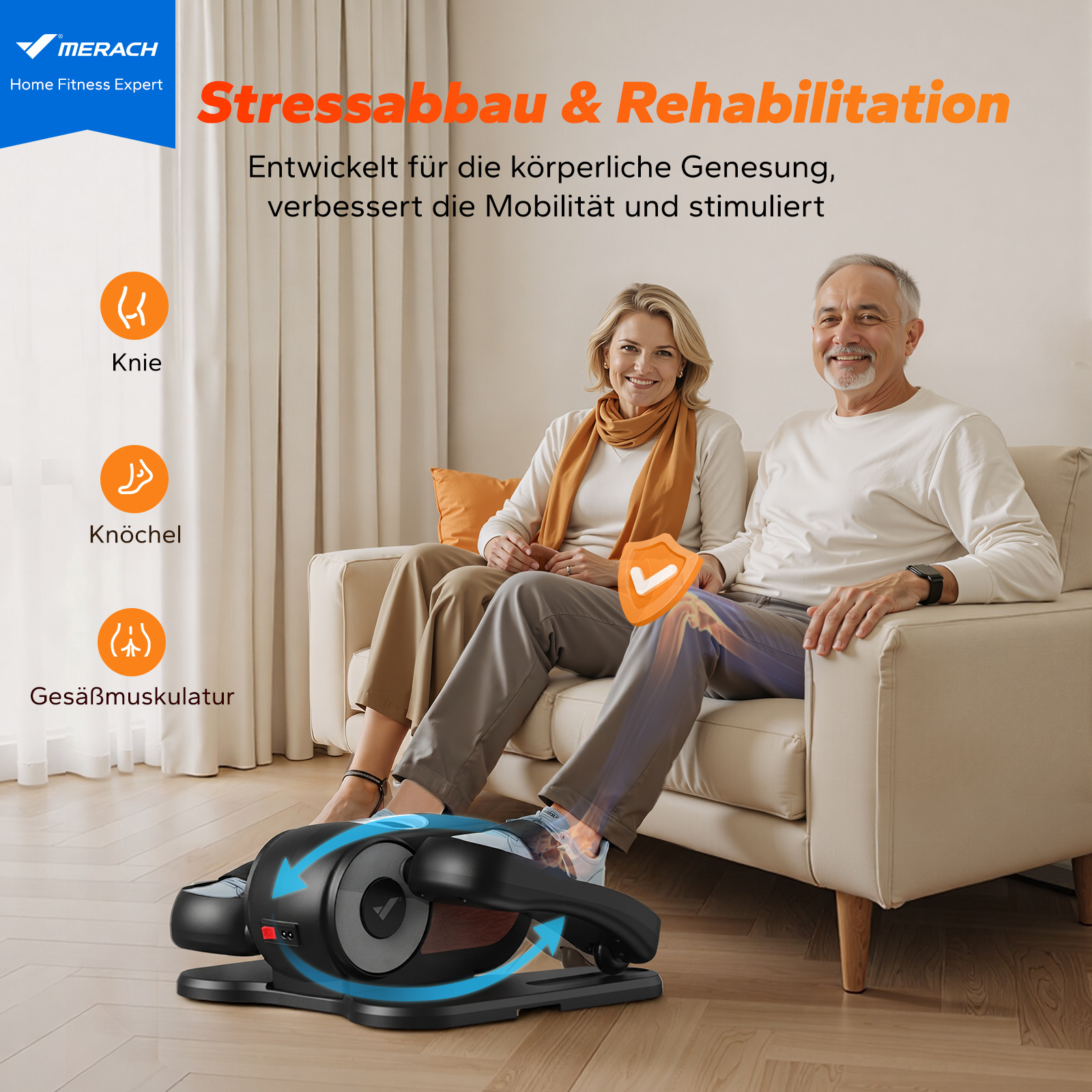 Ein Paar sitzt auf einem Sofa, ein Gerät für die Beinübung liegt vorn.