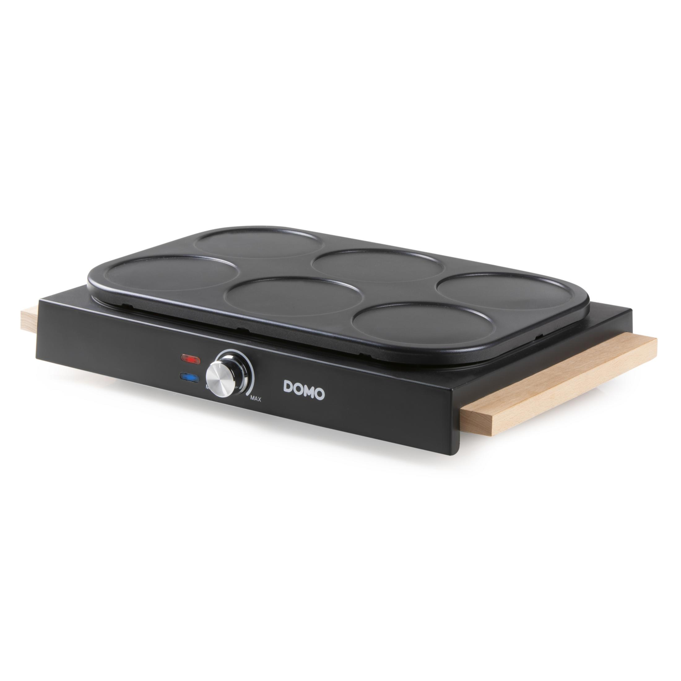 Schwarzer Elektro-Pfannkuchengrill mit sechs runden Vertiefungen und Holzgriffen.