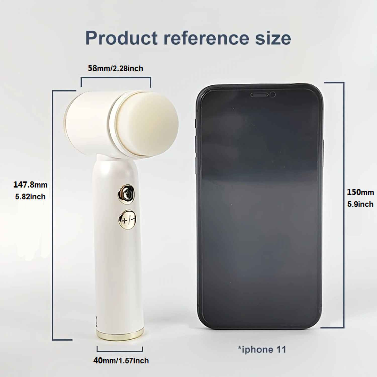 Ein weißes Gesichtsreinigungsgerät wird neben einem iPhone 11 zum Größenvergleich gezeigt.