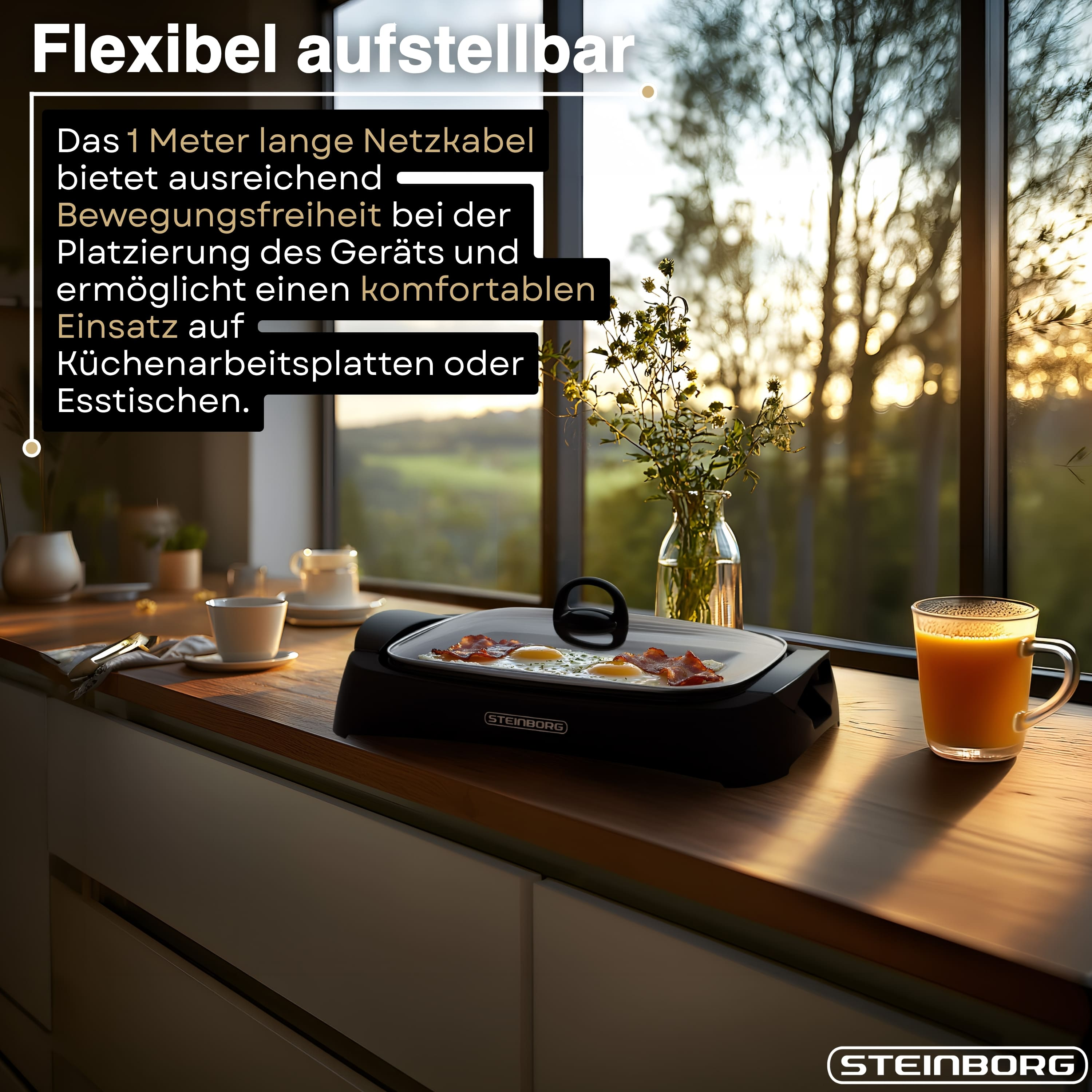 Ein elektrisches Kochgerät mit Eiern und Speck auf einer Arbeitsplatte, daneben ein Glas Saft.