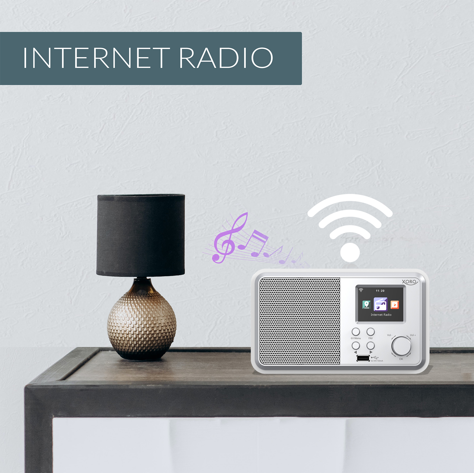 Ein Internetradio mit Noten und WLAN-Symbol steht neben einer Lampe.