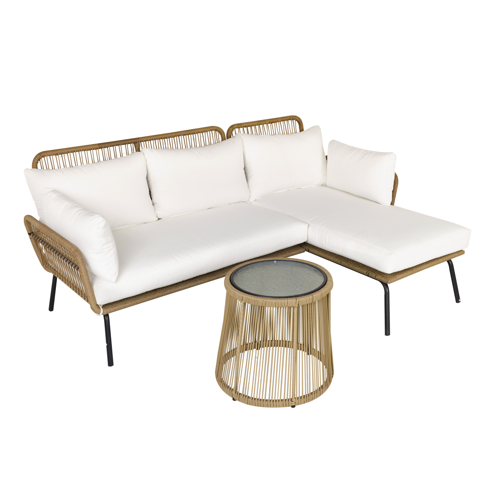 Un divano componibile angolare in rattan beige con cuscini bianchi e un tavolino rotondo.