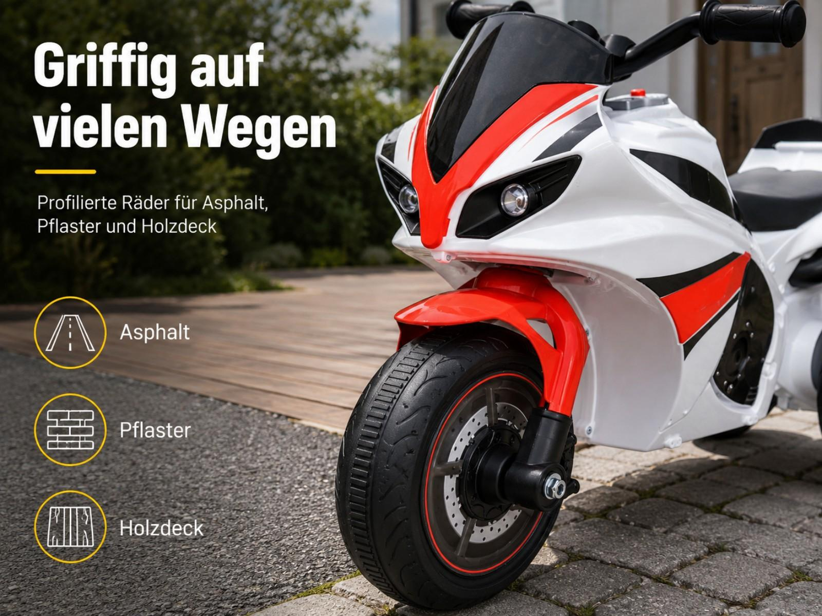 Ein weißes Spielzeugmotorrad mit roten Akzenten steht draußen.