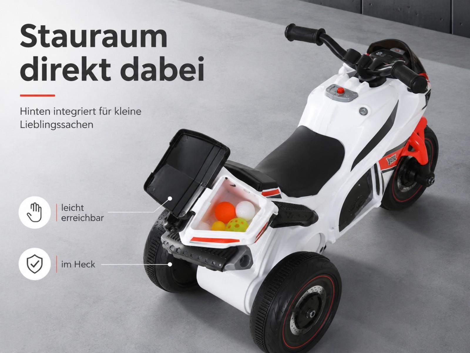 Ein weißes dreirädriges Spielzeugmotorrad mit offenem Staufach hinten, das Bälle enthält.