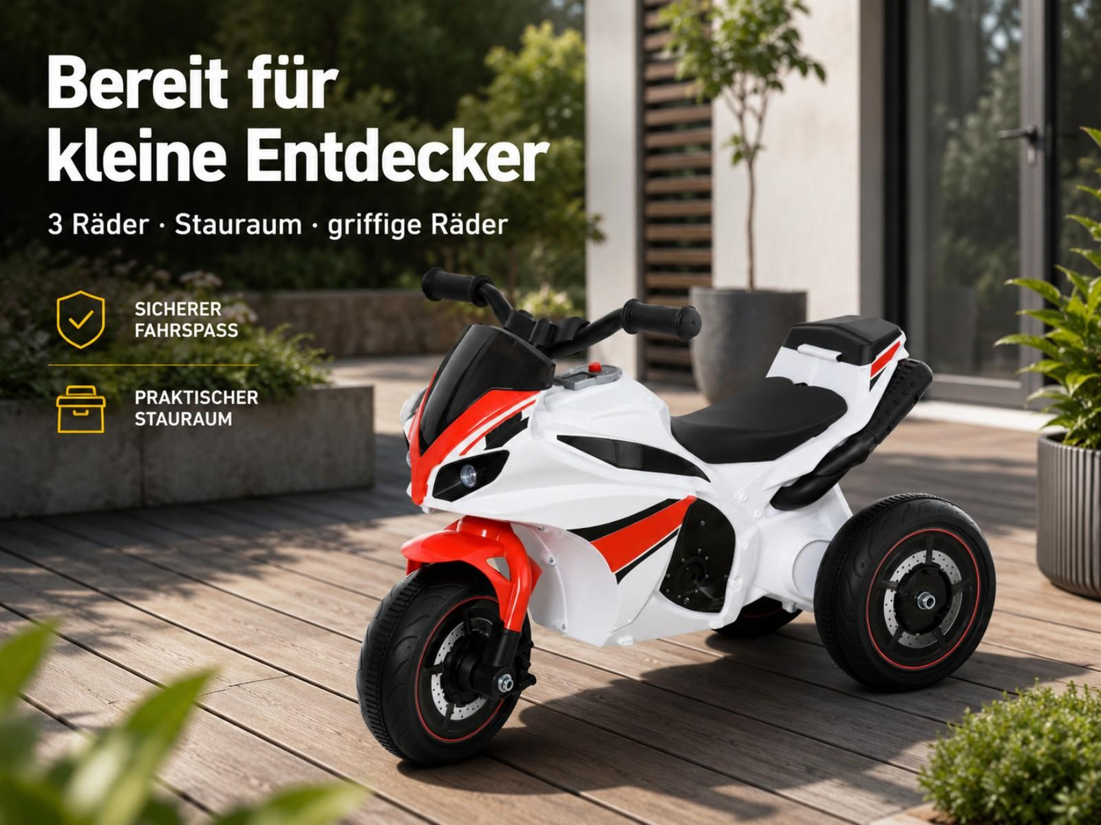 Ein weißes und rotes Kinder-Elektro-Motorrad mit drei Rädern steht auf einer Holzterrasse.