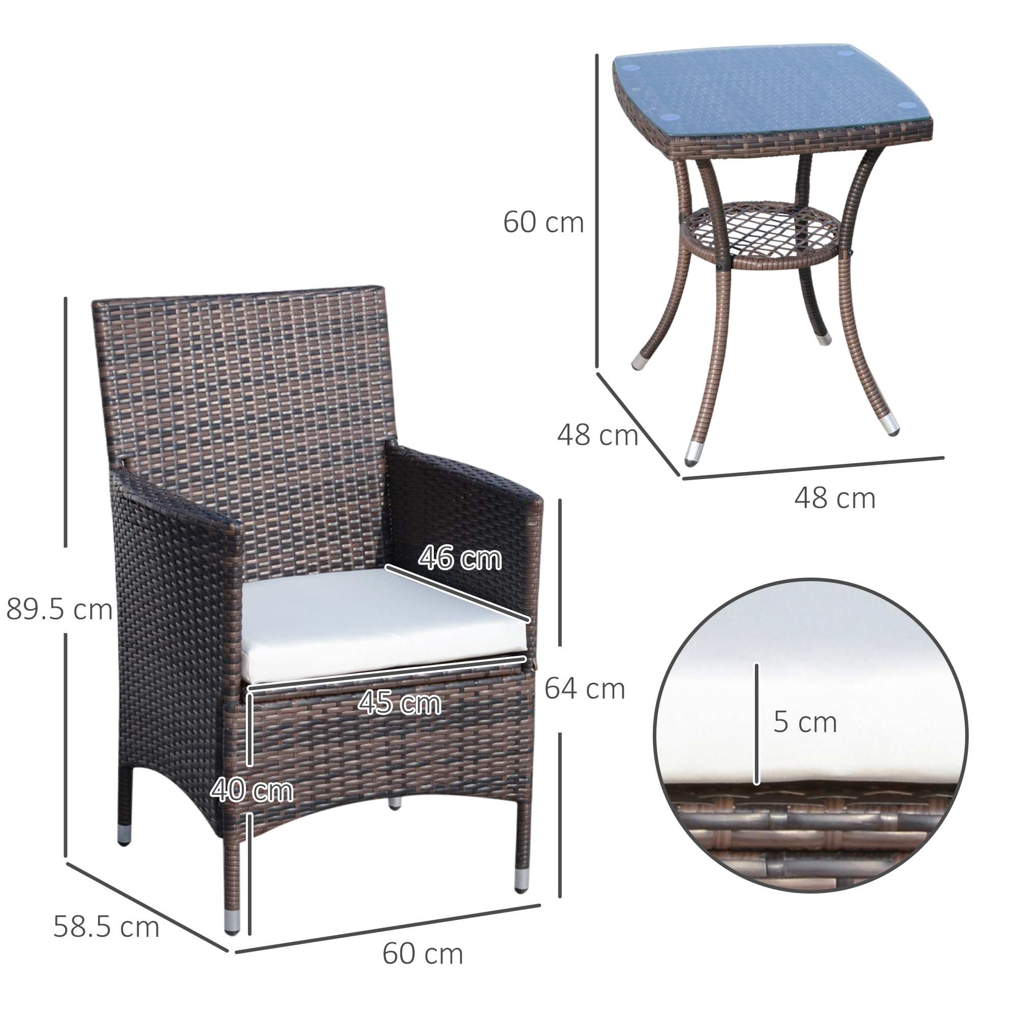 Sedia in rattan marrone con cuscino bianco e tavolo abbinato con piano in vetro.