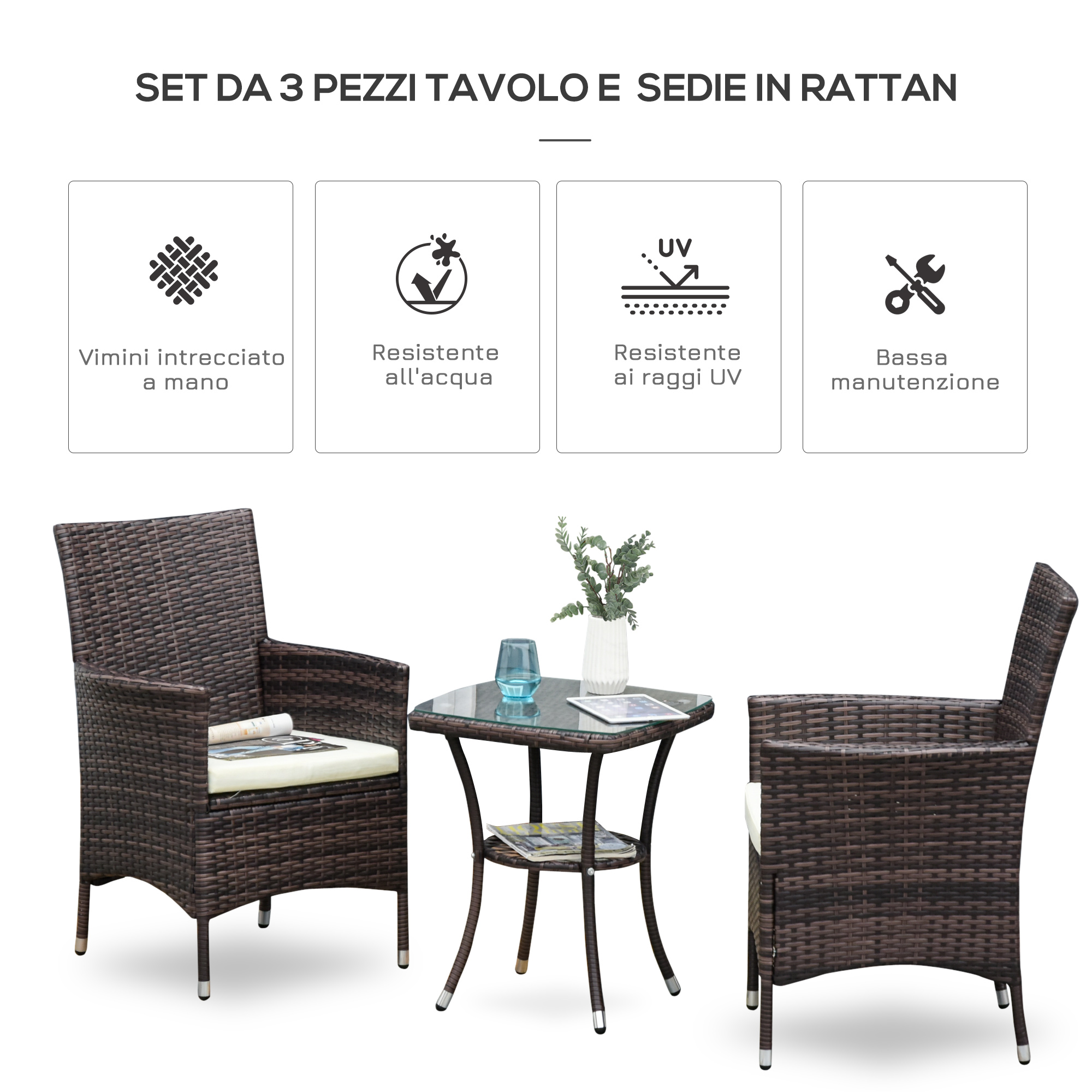 Set in rattan marrone con tavolo e due sedie, piano in vetro, cuscini bianchi.