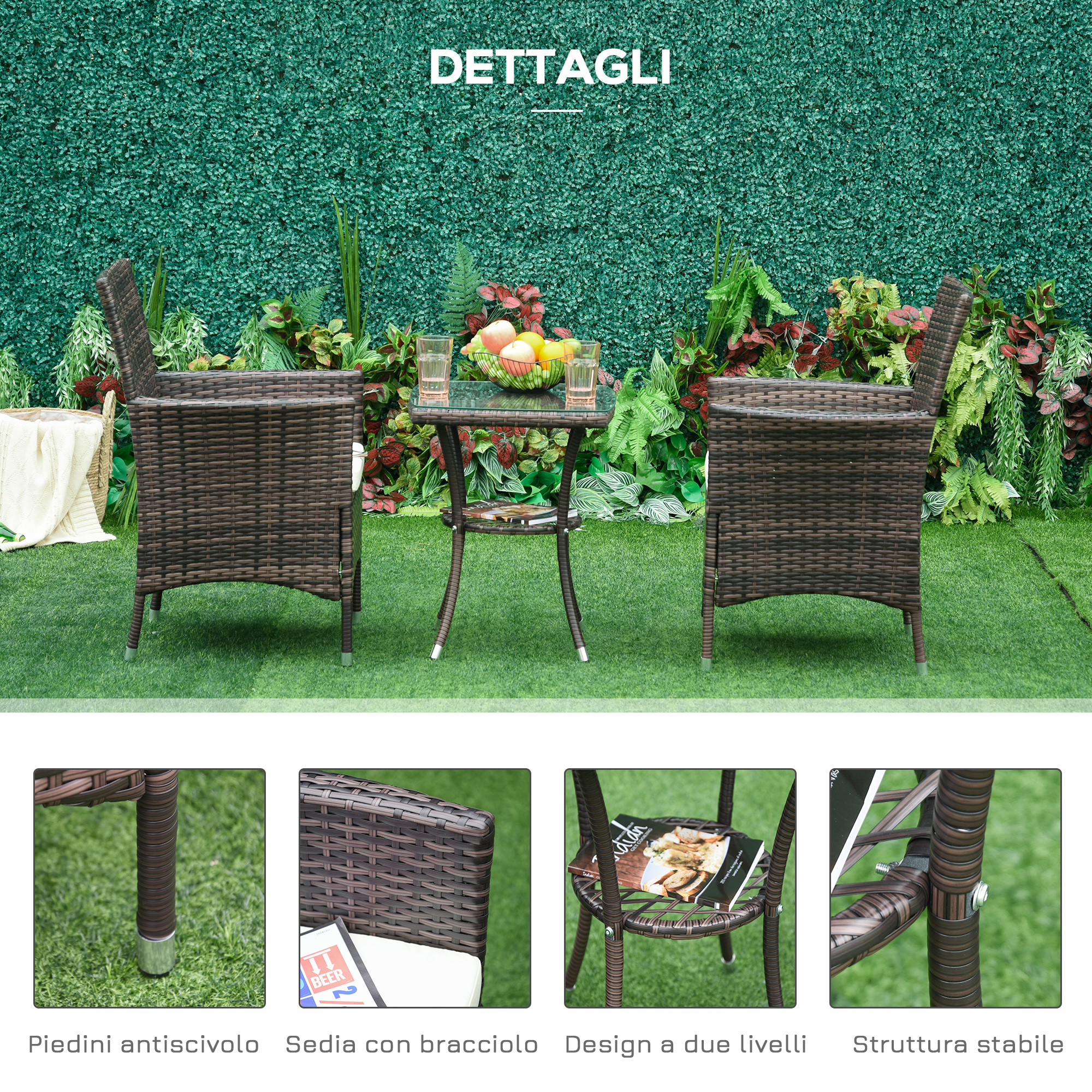 Set da giardino in vimini con sedie e tavolino su prato, davanti a siepe.