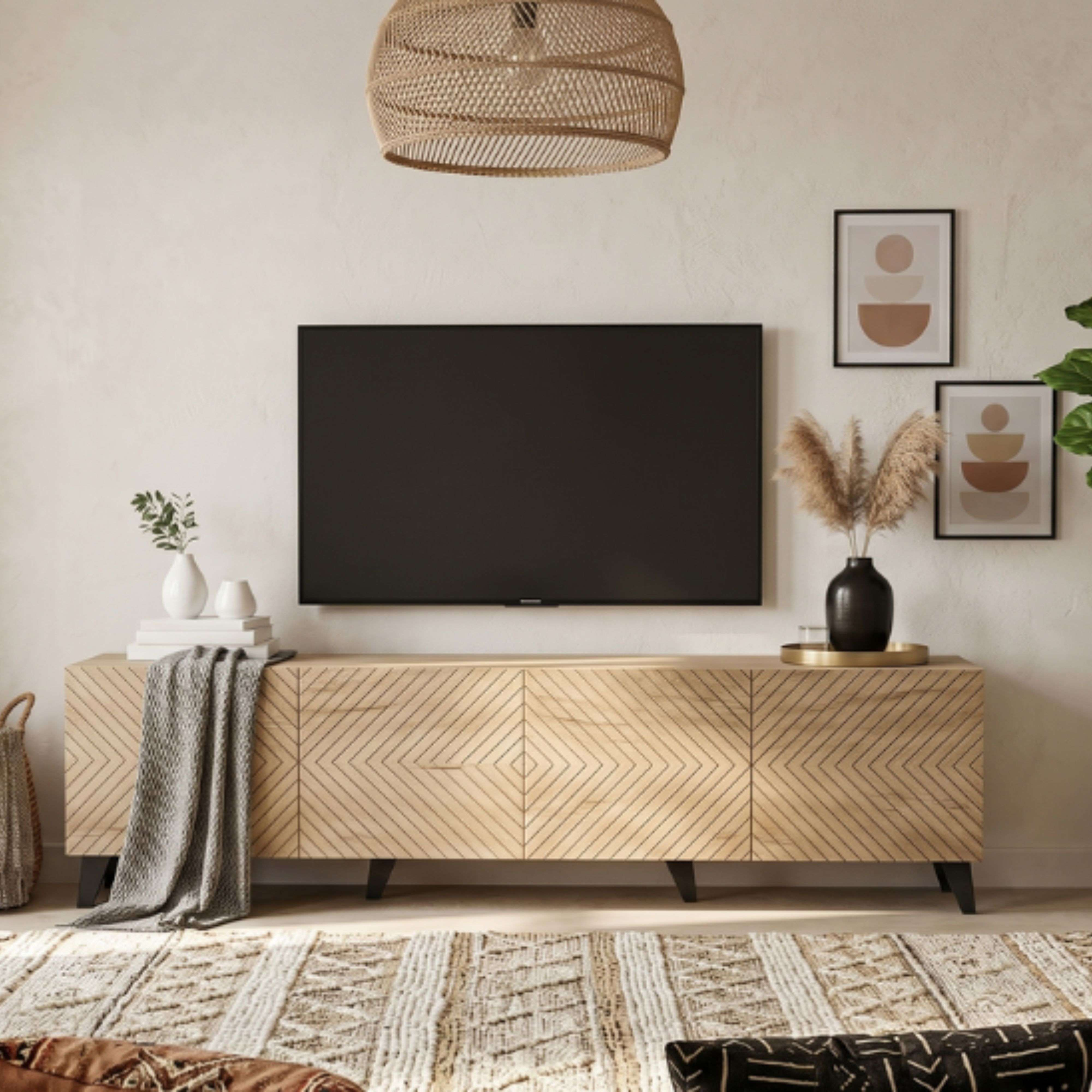 Una sala de estar con mueble de TV de madera, alfombra y cuadros.