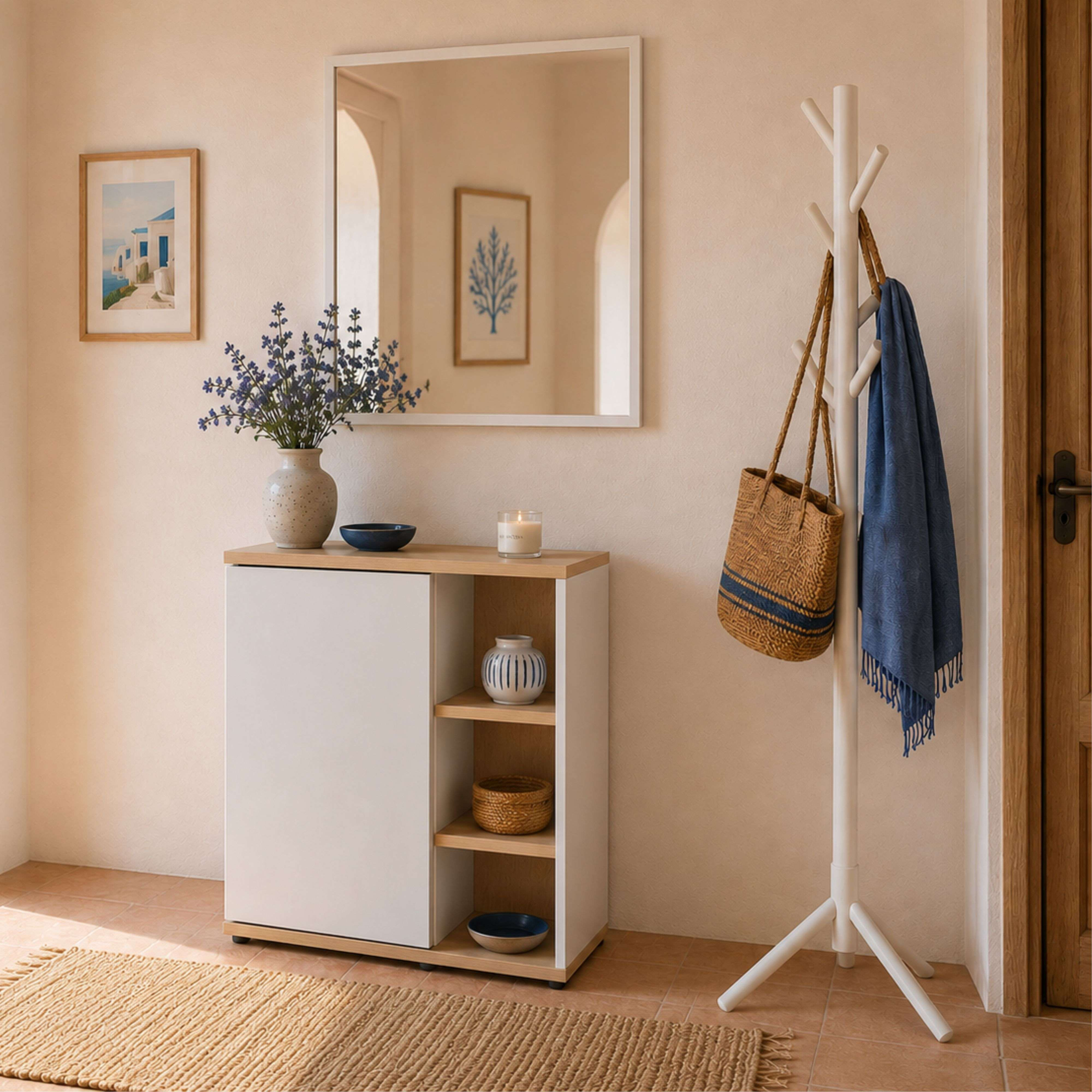 Armario blanco con tapa de madera, junto a perchero con bolso y bufanda azul.
