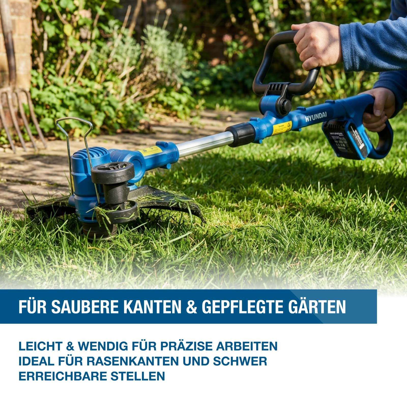 Ein Mann benutzt einen blauen Akku-Rasentrimmer im Garten.