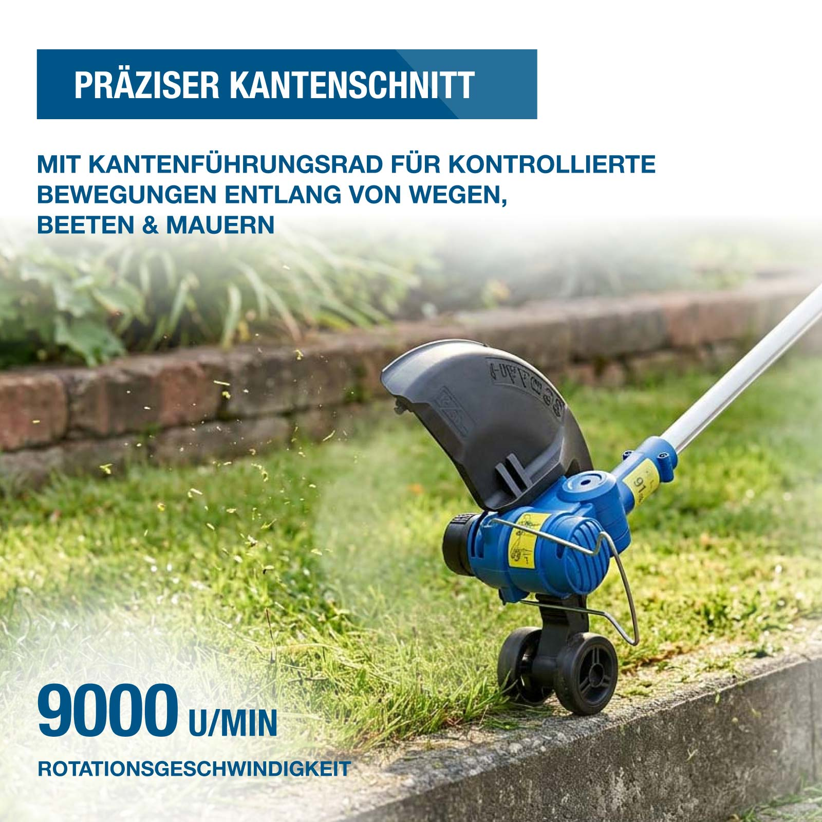 Ein blauer Rasentrimmer mit Rädern trimmt Gras nahe einer Steinmauer. 9000 U/Min.