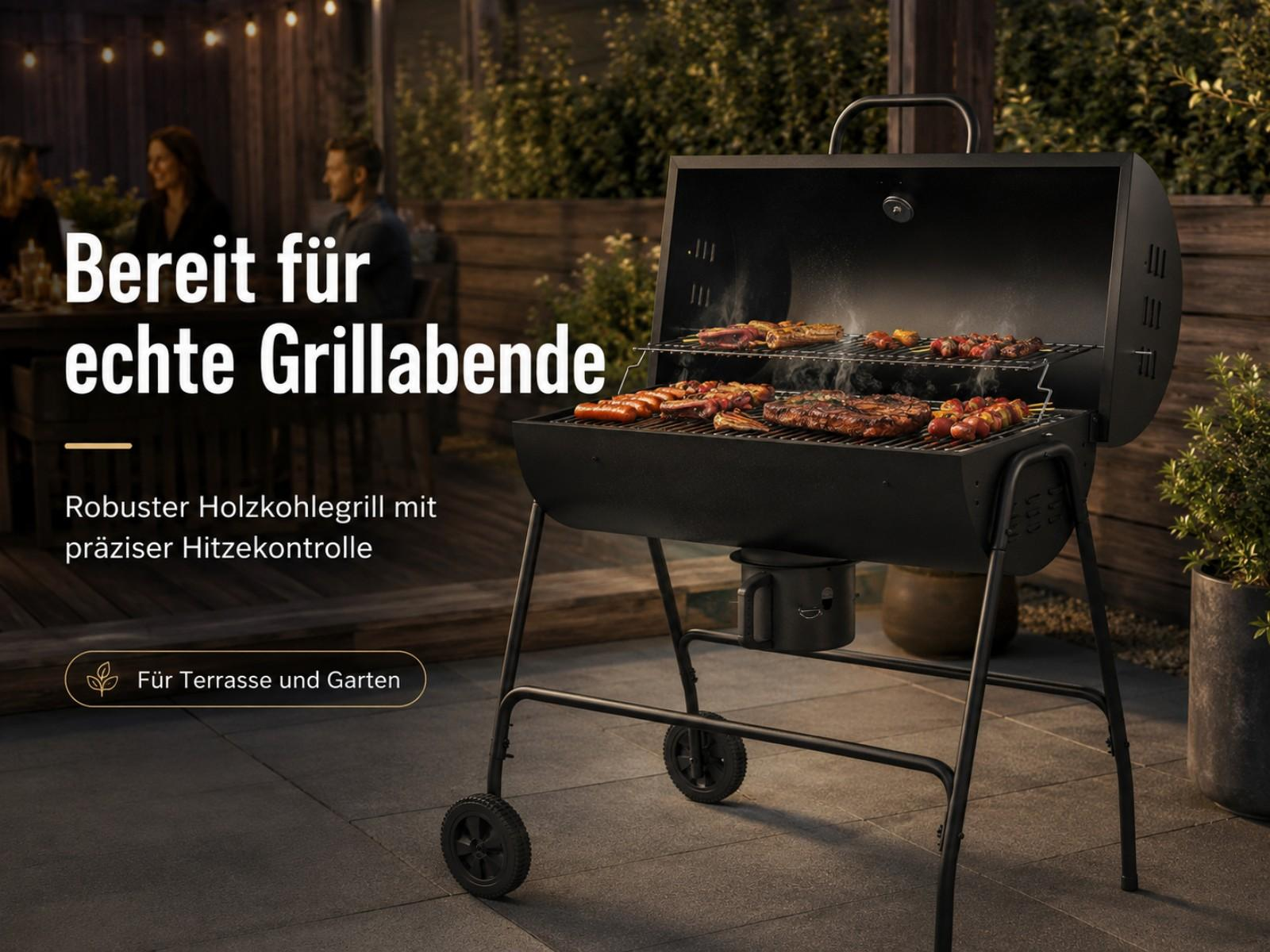 Ein schwarzer Holzkohlegrill gart nachts Fleisch und Würstchen im Freien. Leute sind im Hintergrund verschwommen.