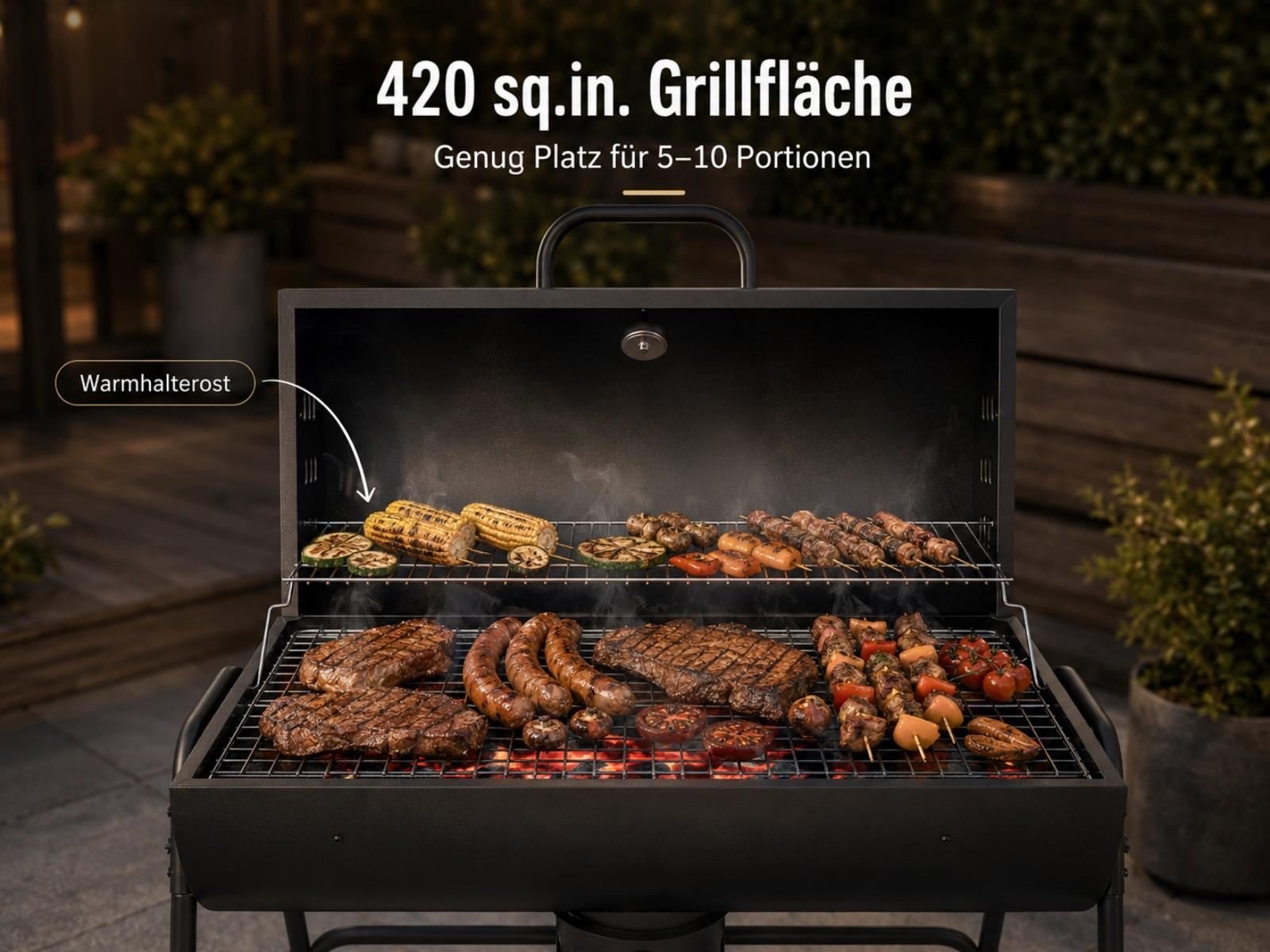 Ein schwarzer Grill ist gefüllt mit verschiedenen Lebensmitteln, darunter Steaks, Würstchen, Mais und Spieße.