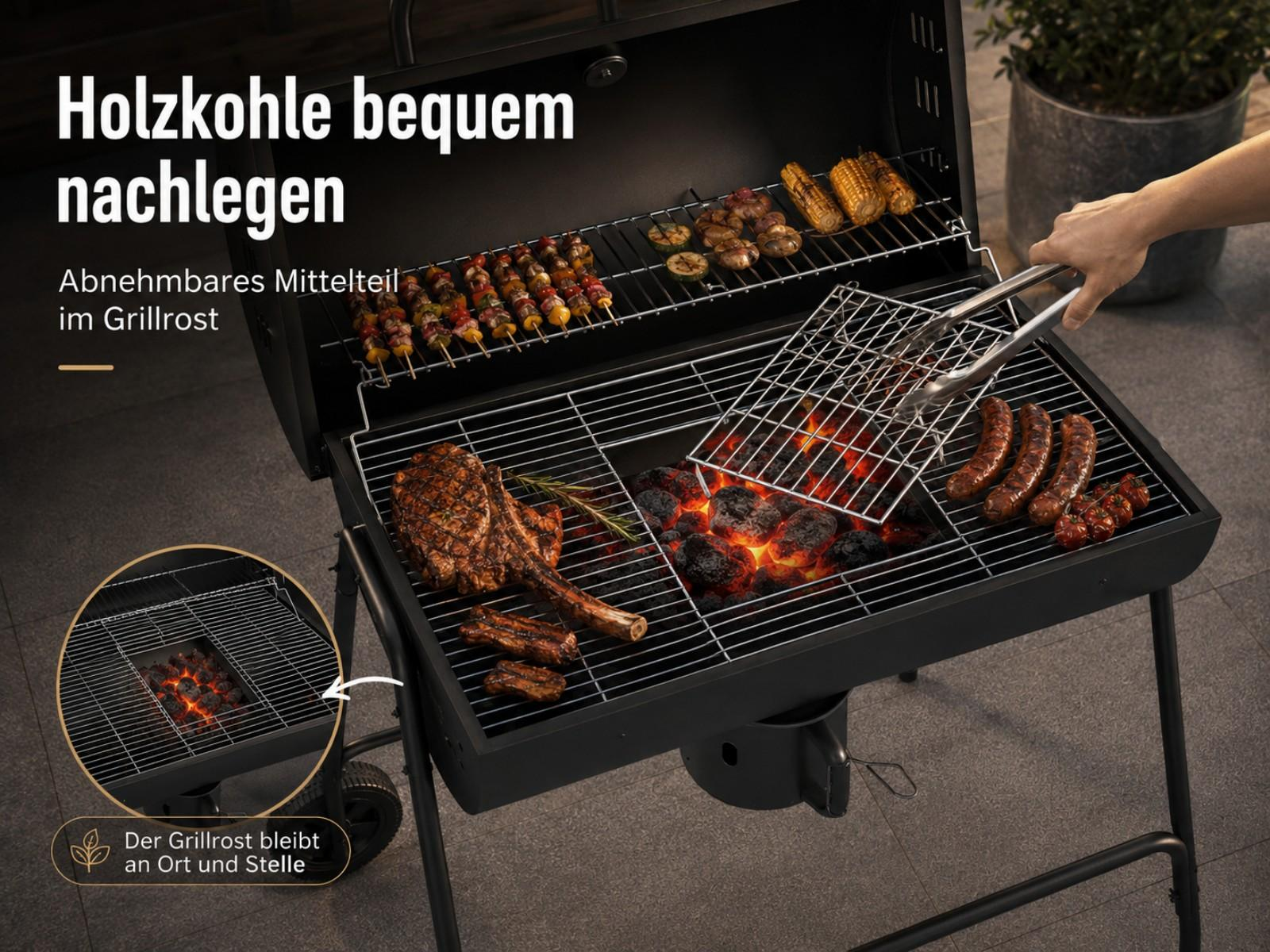 Ein Grill mit Holzkohle, Steaks, Würstchen, Mais und Spießen. Eine Hand benutzt Zange.