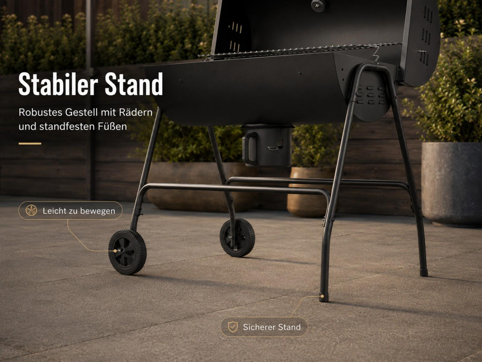 Schwarzer Grill mit stabilen Rädern und Füßen, im Freien auf Terrassenplatten.